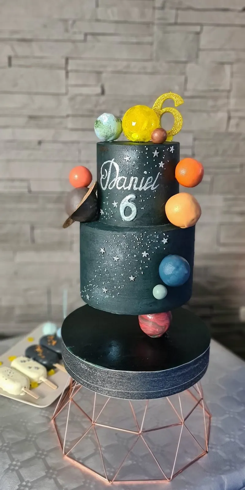 Gravity Cake „Weltall“ mit Planeten
