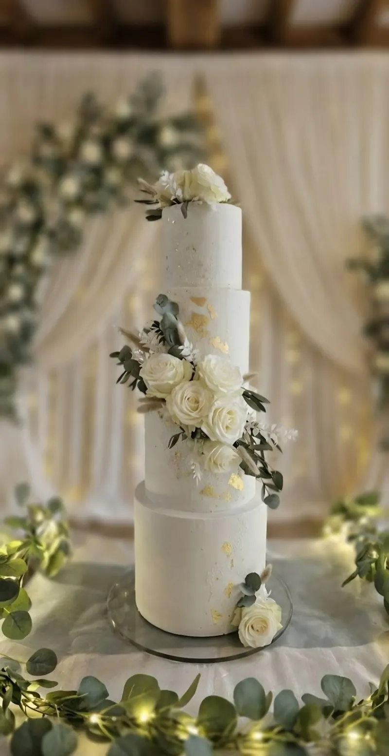 Weiße Hochzeitstorte mit Rosen