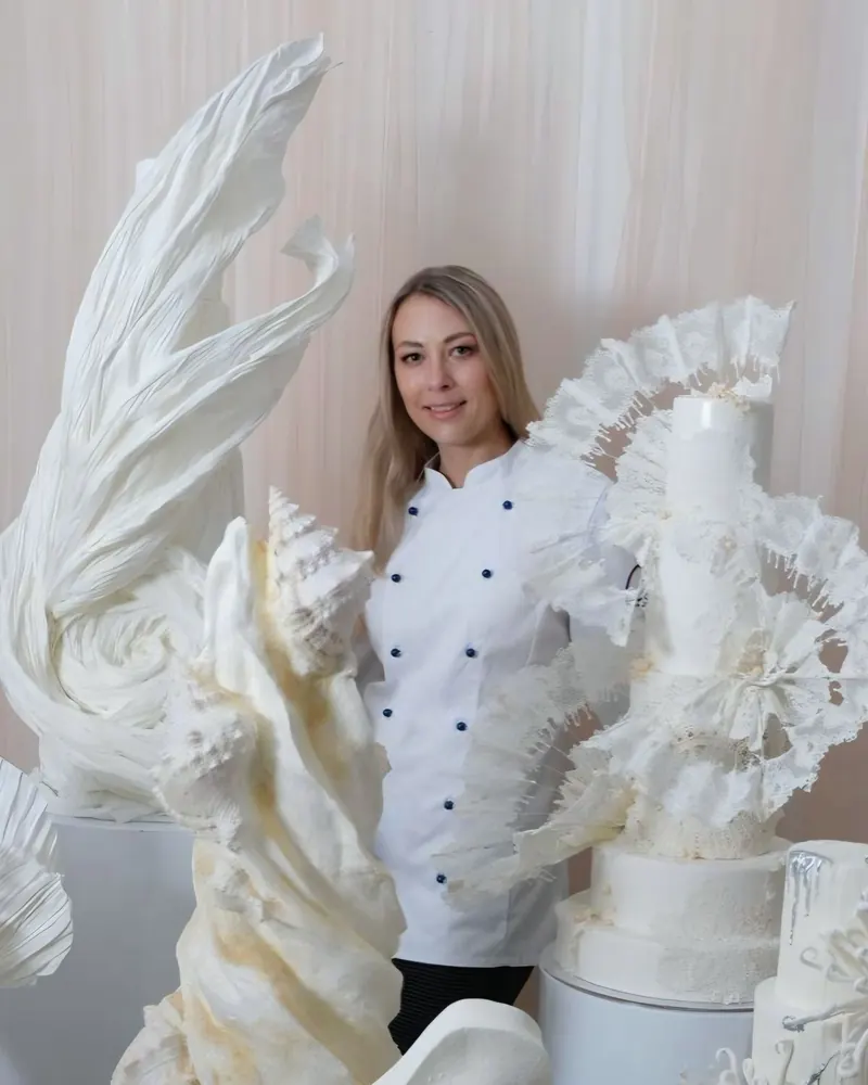 Viktoria Fink mit zwei ihrer Skulpturtorten